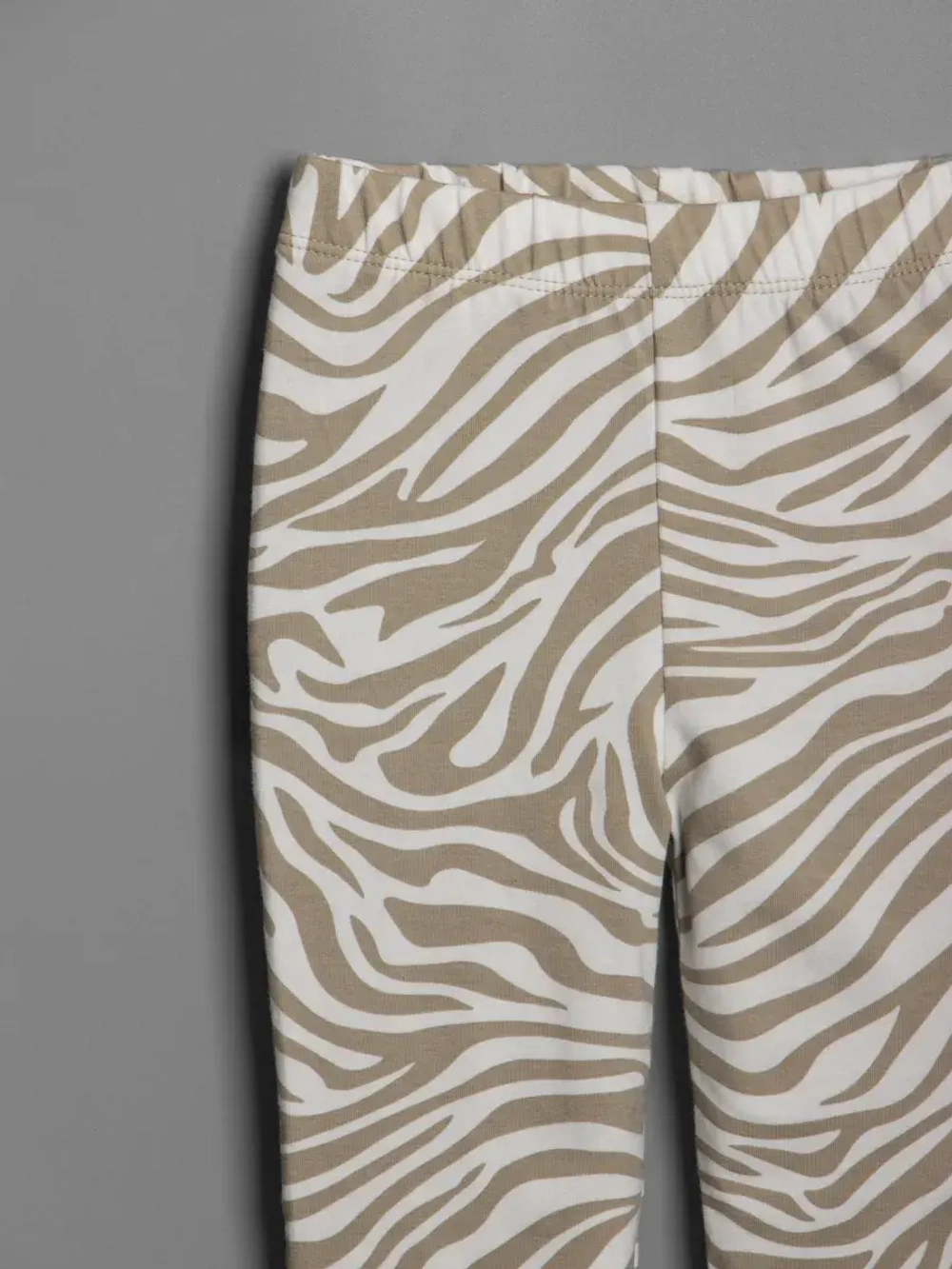 Бежевый костюм для девочки на осень