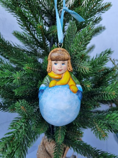 Мальчик со снежком ёлочная игрушка из фарфора