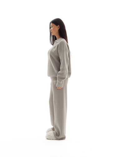 Серый костюм с вышивкой и воротом-поло