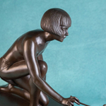 Скульптура в стиле Арт-Деко «Девушка, кормящая голубей»