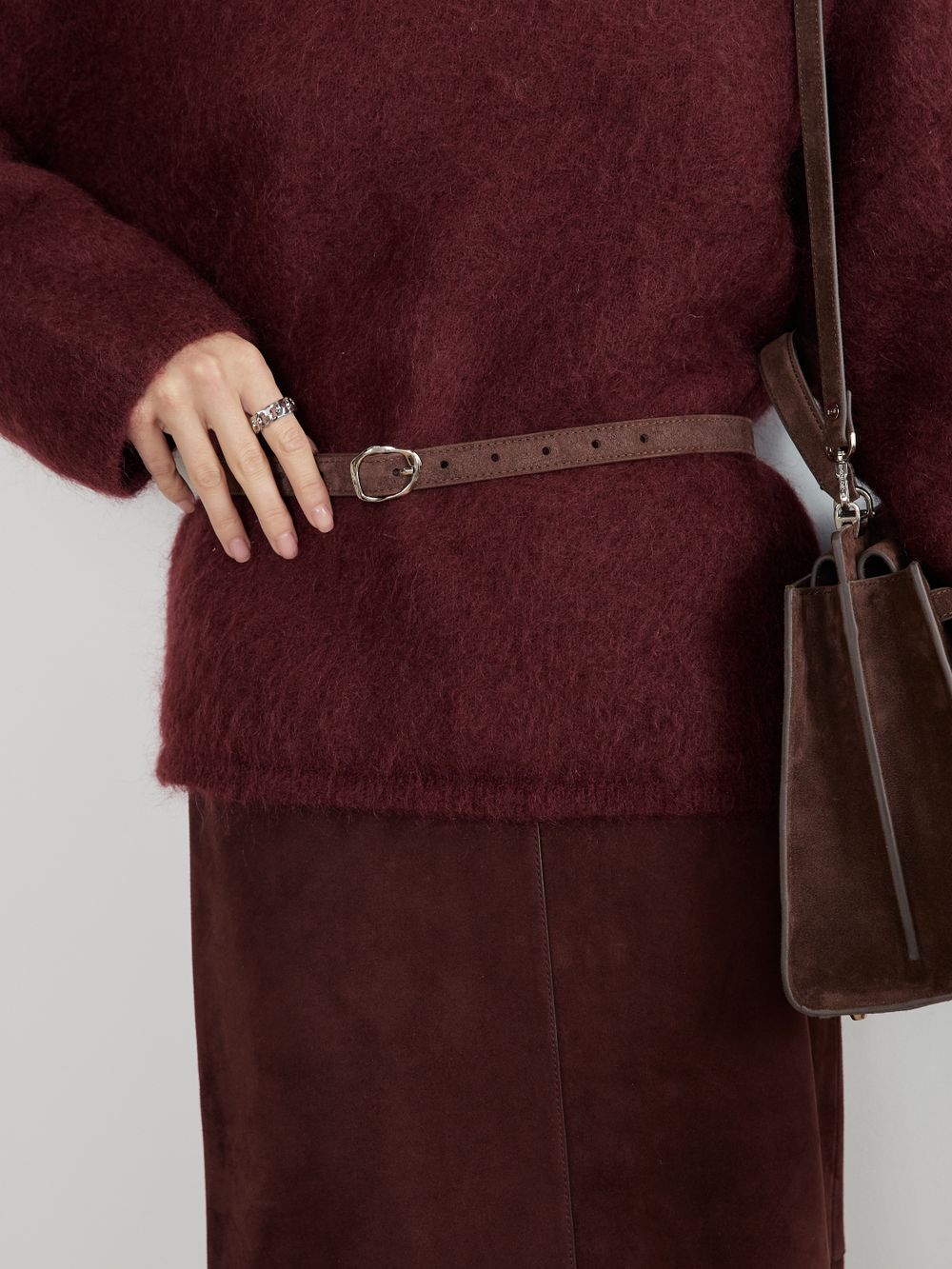 БАЗОВЫЙ ТОНКИЙ РЕМЕНЬ С МЯТОЙ ПРЯЖКОЙ ЗАМША ТЕМНЫЙ ШОКОЛАД