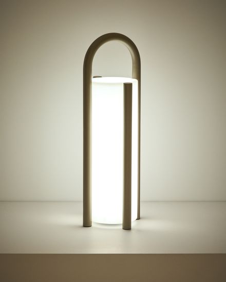 Большая портативная настольная лампа Leros из полиэтилена и стали бежевого цвета