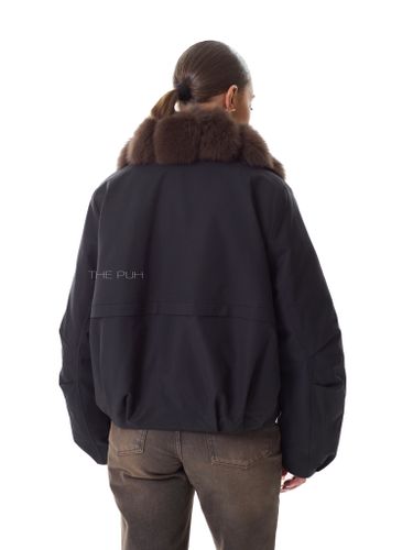 Черная пуховая парка с меховым воротником