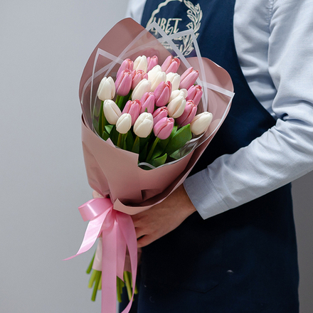 Белые и розовые тюльпаны