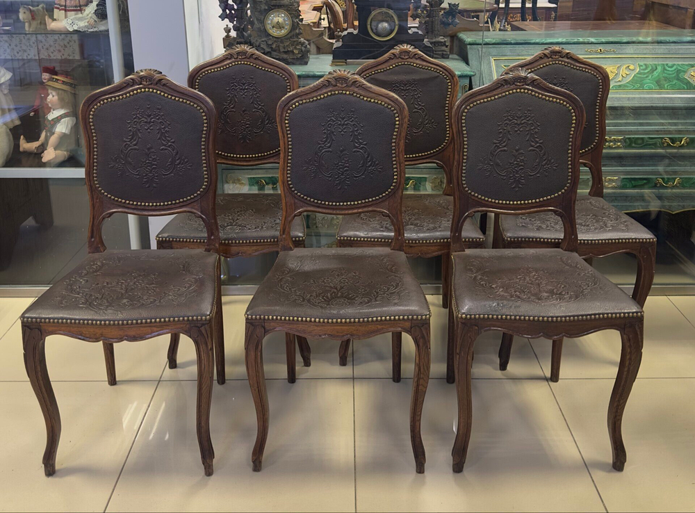 Комплект стульев с кожаной обивкой