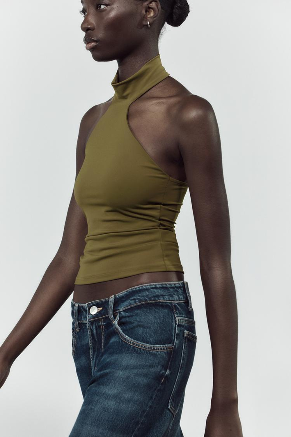 ZARA ТОП ИЗ ПОЛИАМИДА С ГОРЛОВИНОЙ ХАЛТЕР, ОЛИВКОВЫЙ