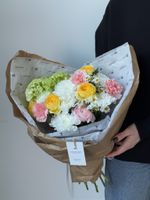 Букет сборный из кустовых пионовидных роз, ромашки, вибурнума и диантусов