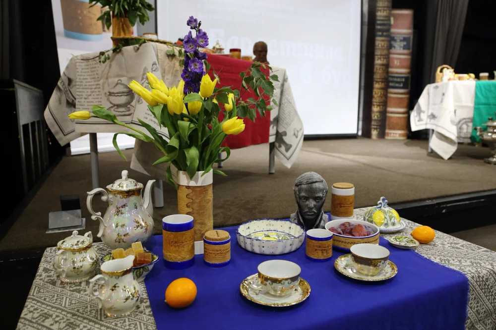 Кружка малая фарфоровая без ручки c берестой и с цитатами Лермонтова. Lermontov forever.