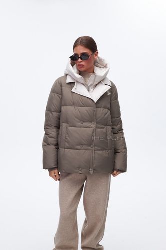 Пуховик цвета хаки с контрастными деталями