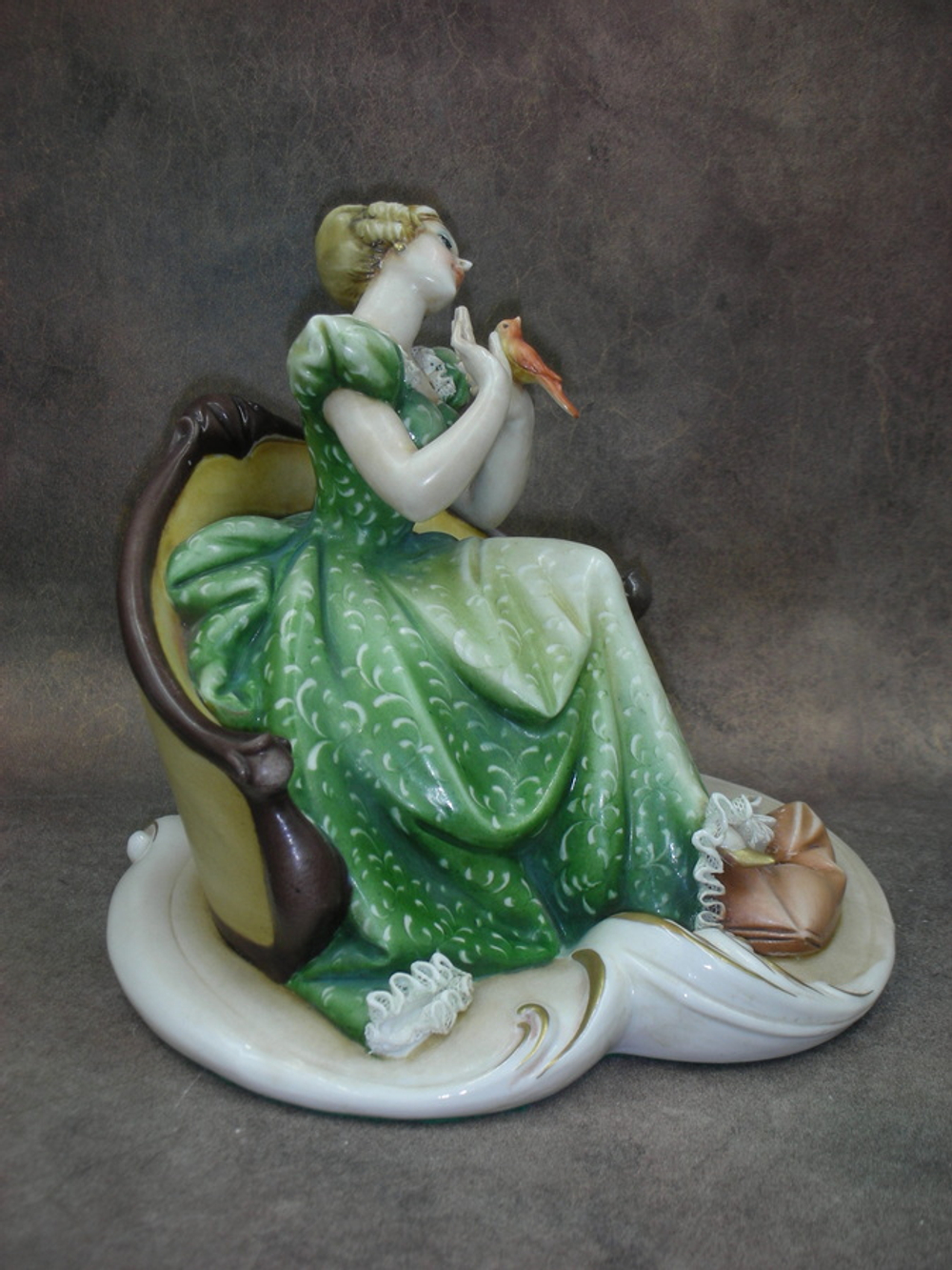 Статуэтка. Фарфор. Дама с какаду. Capodimonte. Италия
