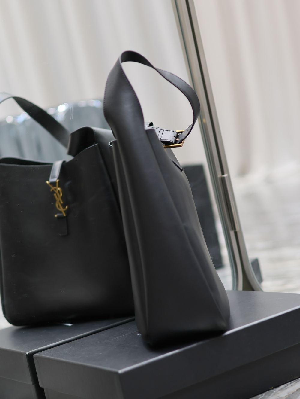 Saint Laurent Large Le 5 A 7 Supple 31 cm