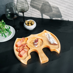 Деревянная менажница из кедра для подачи блюд и закусок с гравировкой "Fortis cadere cedere non potest"