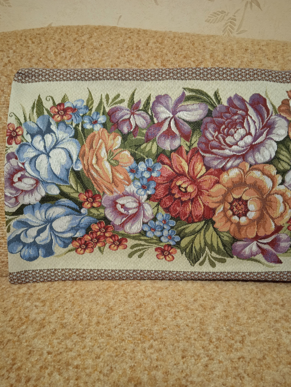 Декоративный гобеленовый чехол Цветы на светлом 34х87