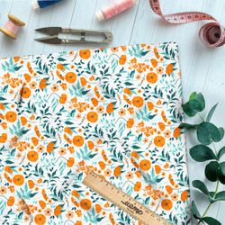 Ткань барби выцвевшие маки и листья на белом фоне