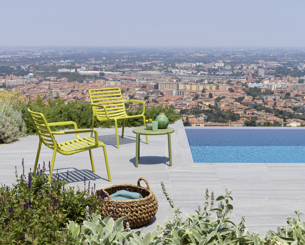 Столик пластиковый журнальный Doga