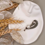 Брошь"Петля с жемчужиной и стразами"