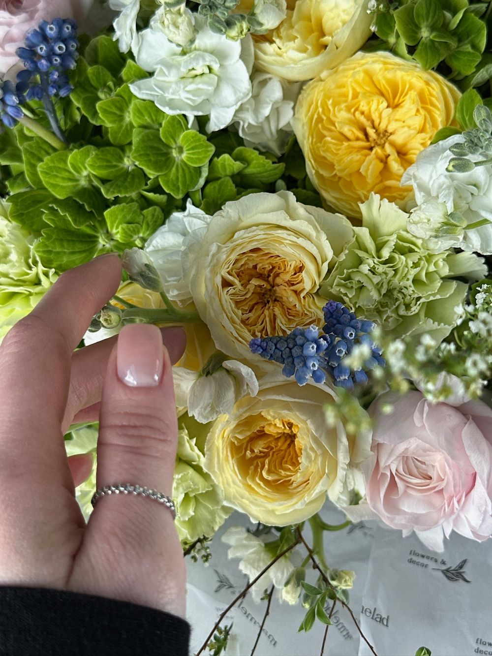 Букет сборный из кустовых пионовидных роз, ранункулюсов, скабиозы, маттиолы и веток спиреи