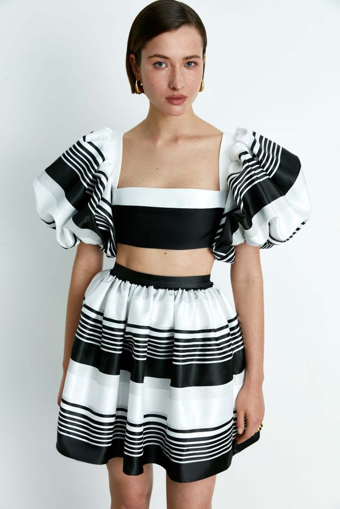 Топ укороченный из атласа с объёмными рукавами