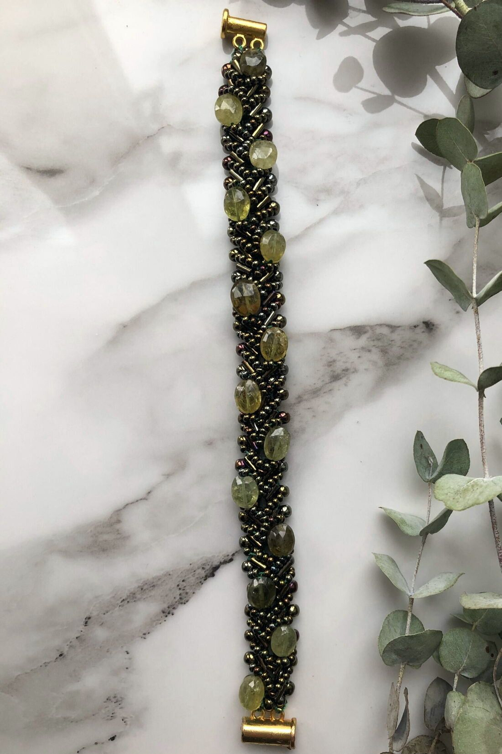 Браслет из бисера "Змейка" ручной работы с камнем Гранат (гроссуляр)