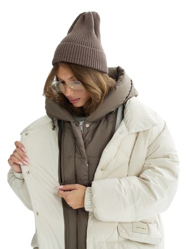 Женский бело-коричневый многослойный пуховик