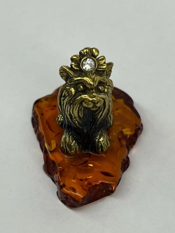 Бронзовая статуэтка на янтаре