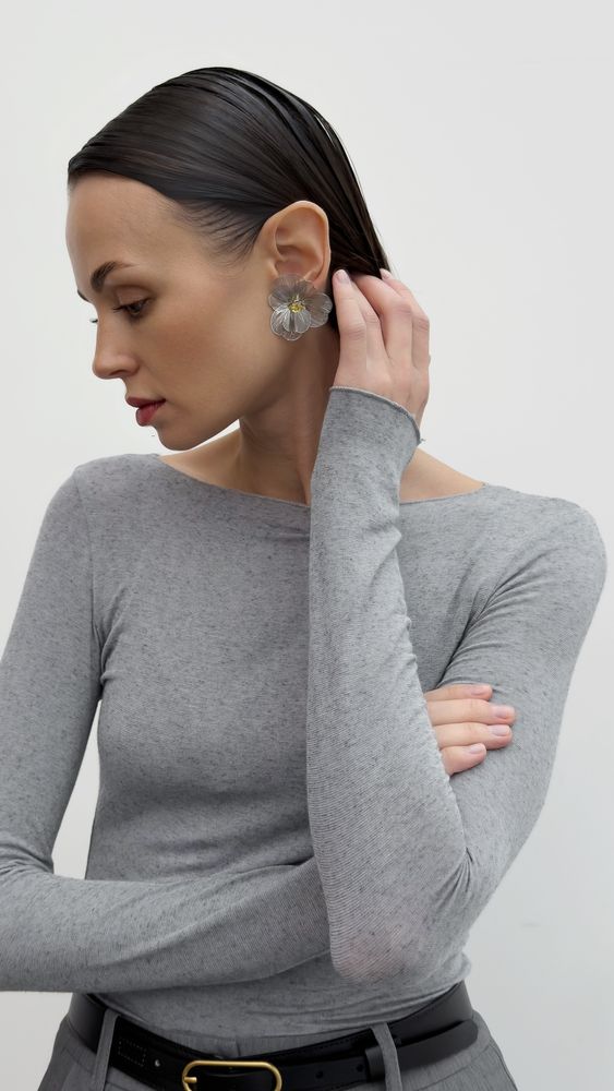 серебристый