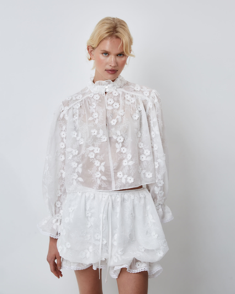 Шорты из хлопкового шитья белый