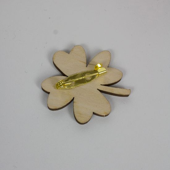 Деревянный значок. Клевер