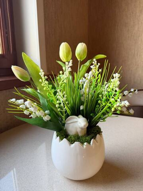 Композиция "Ландыши с кроликом" из искусственных цветов высота 35 см