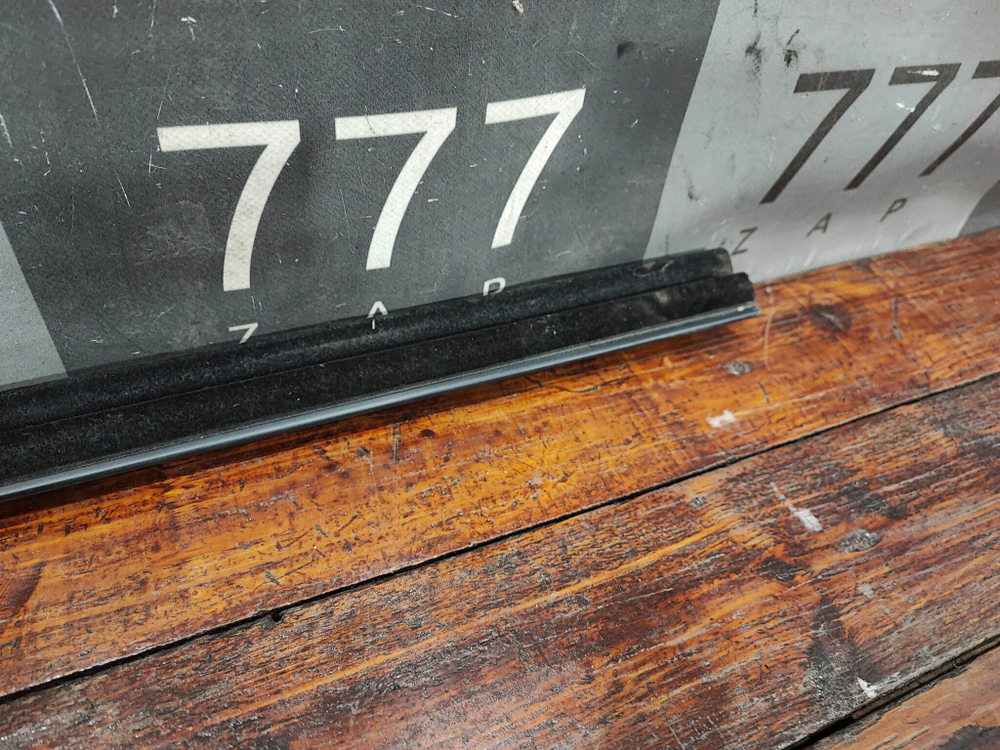 Накладка стекла переднего левого Grand Cherokee WK2 10-22 Б/У Оригинал 55399291AE