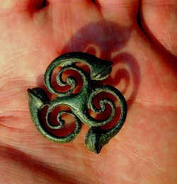 Кулон подвеска "Трискель" авторская работа , никелирование