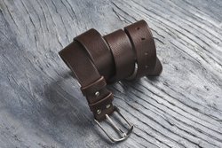 Ремень из текстурной итальянской кожи, цвет «каштан», хромированная пряжка