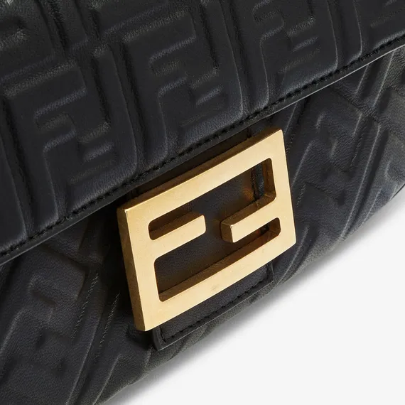 Сумка Fendi Midi Baguette на цепочке