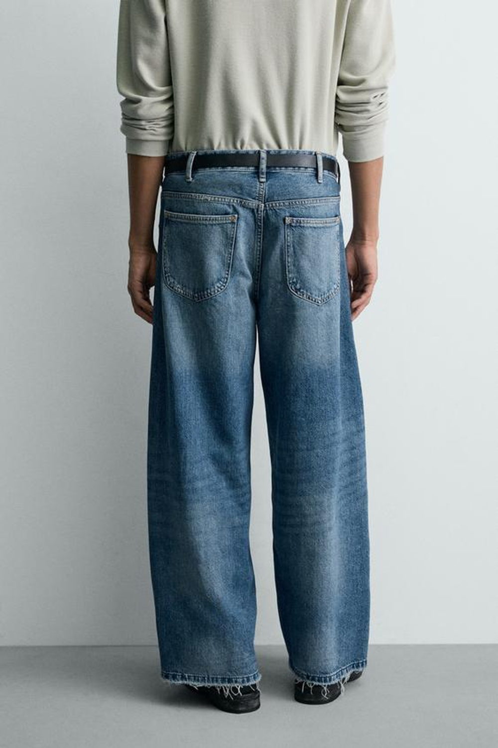 ZARA ДЖИНСЫ RELAXED FIT С РАЗРЕЗАМИ, ВЫЦВЕТШИЙ СИНИЙ