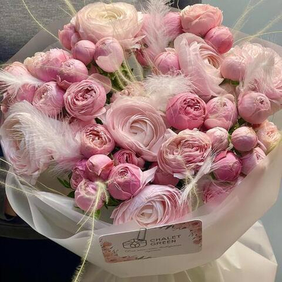 Воздушный букет с ранункулюсами, кустовыми пионовидными розами Сильва Пинк и пёрышками. Авторский букет 013 Chalet Green