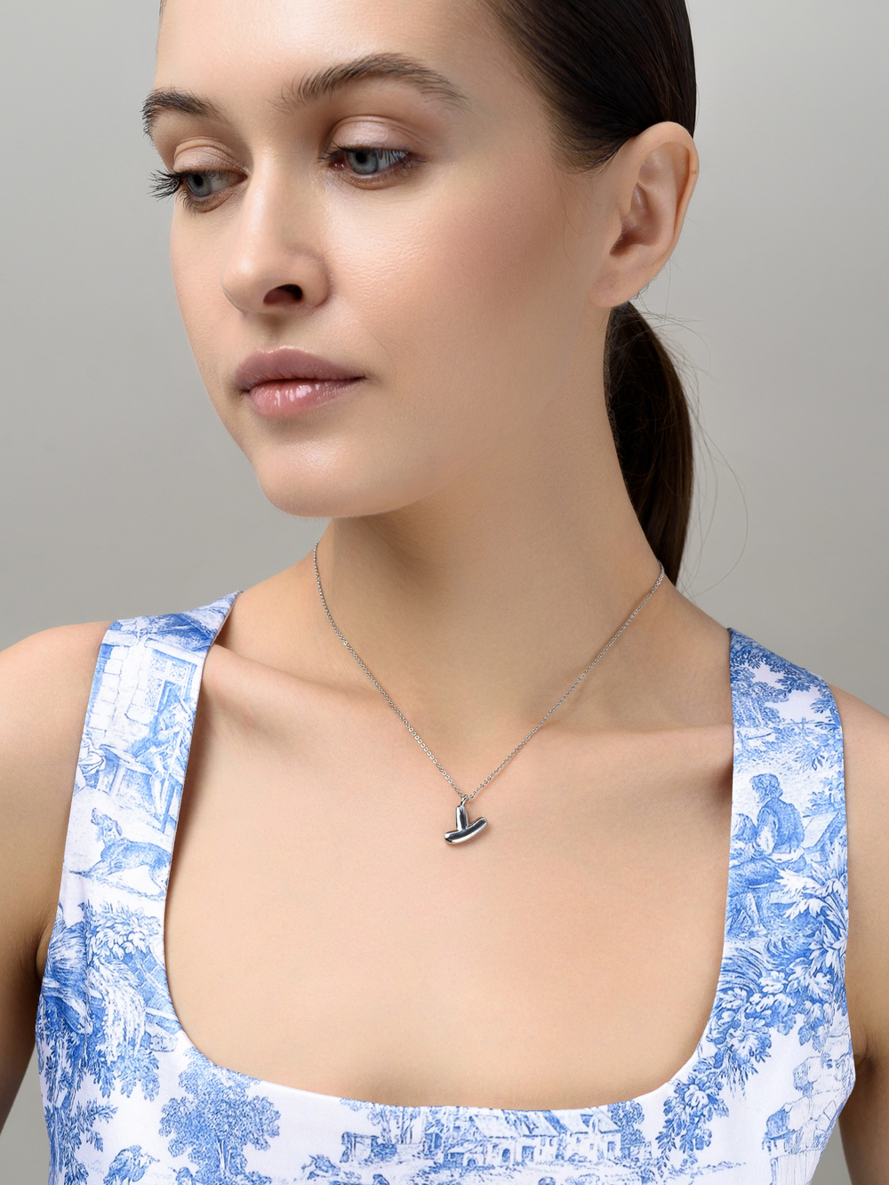 Колье с буквой У