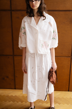 Укороченная рубашка с цветочной вышивкой