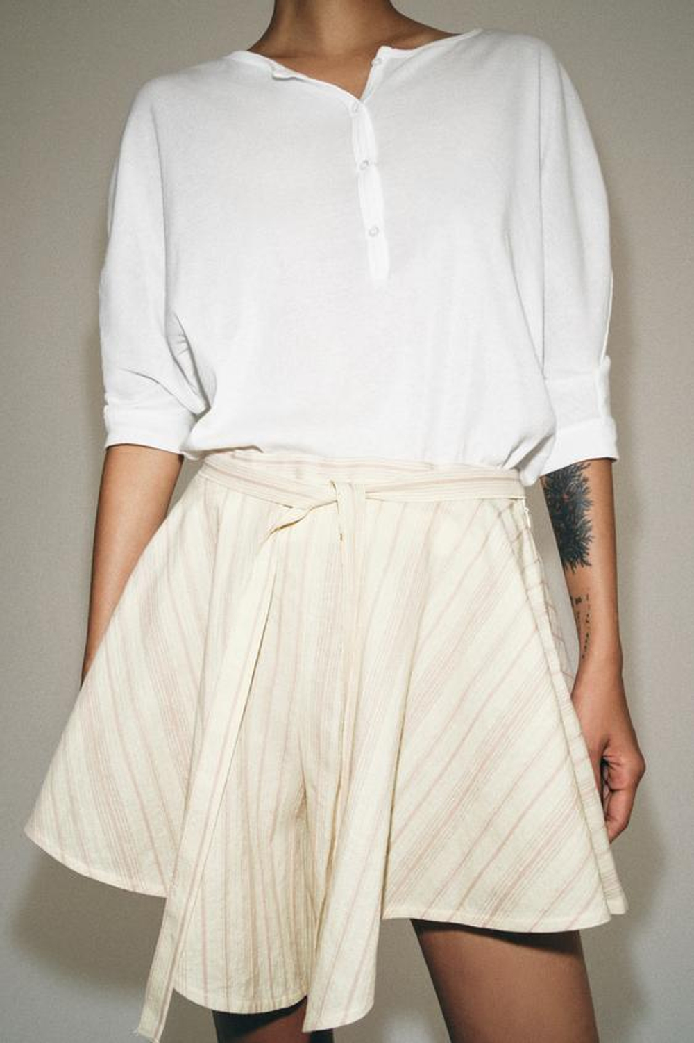 ZARA ШОРТЫ В ПОЛОСКУ СО СКЛАДКАМИ — ZW COLLECTION, ПОЛОСКИ
