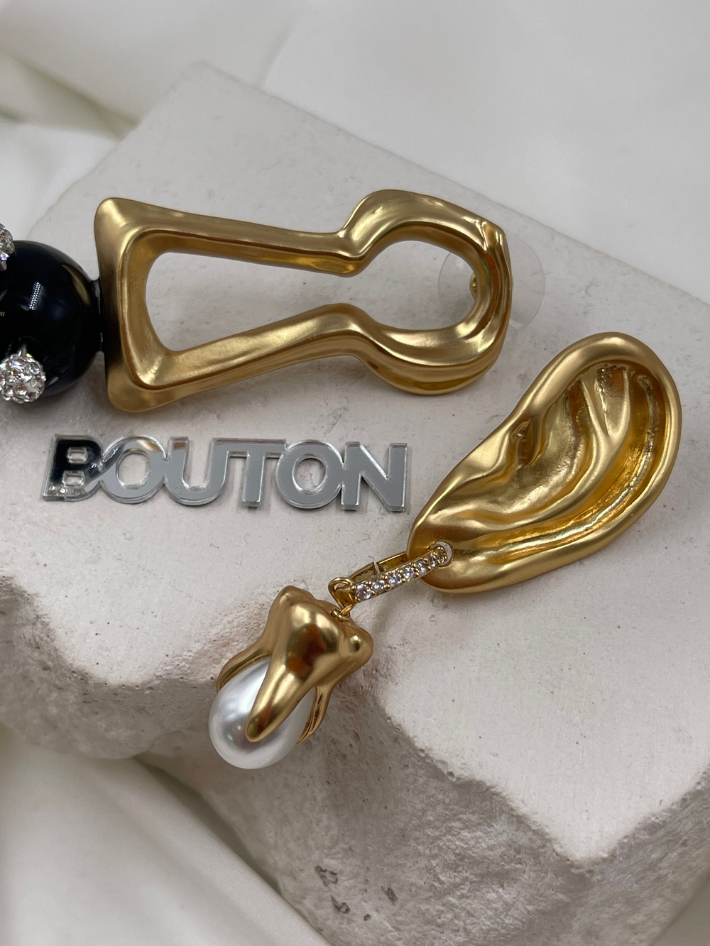 Серьги Скиап. золотистые в виде замочной скважины и уха