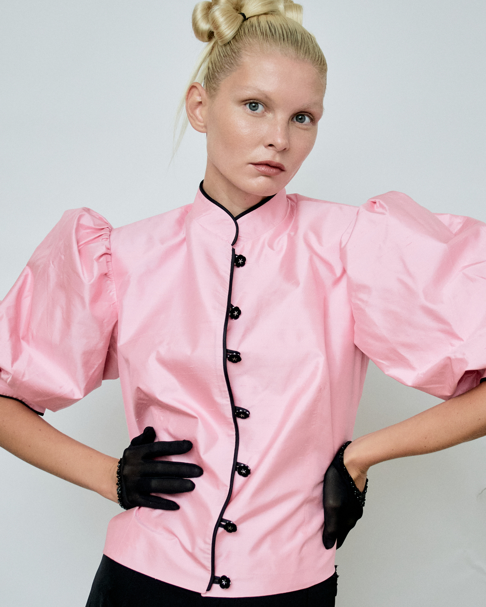 Перчатки короткие с вырезом и декором в виде россыпи в тон