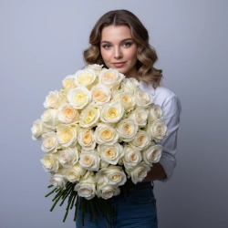 Розы оранжево-белого оттенка сорта Кендилайт в монобукете.