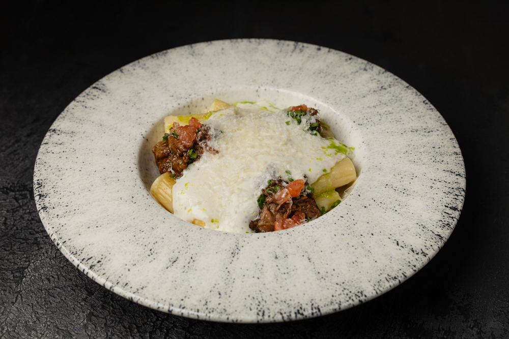 Паста Ригатони с говяжьим ребром и с муссом пармезан