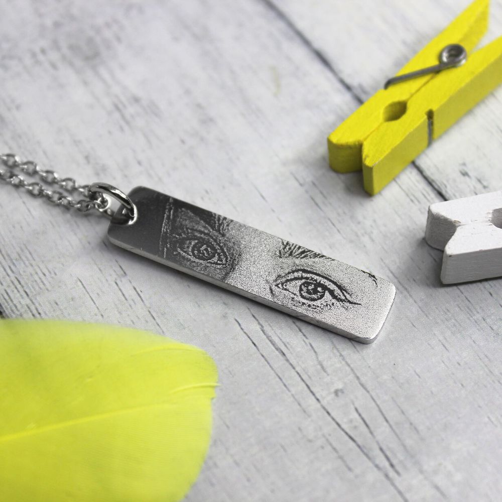 Стальная подвеска с гравировкой фото глаз