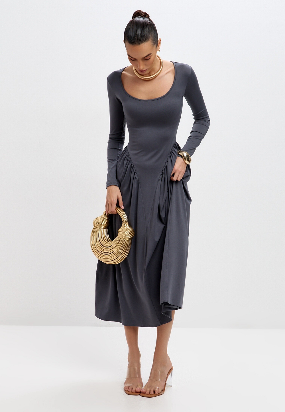 Платье с рукавами и драпировкой