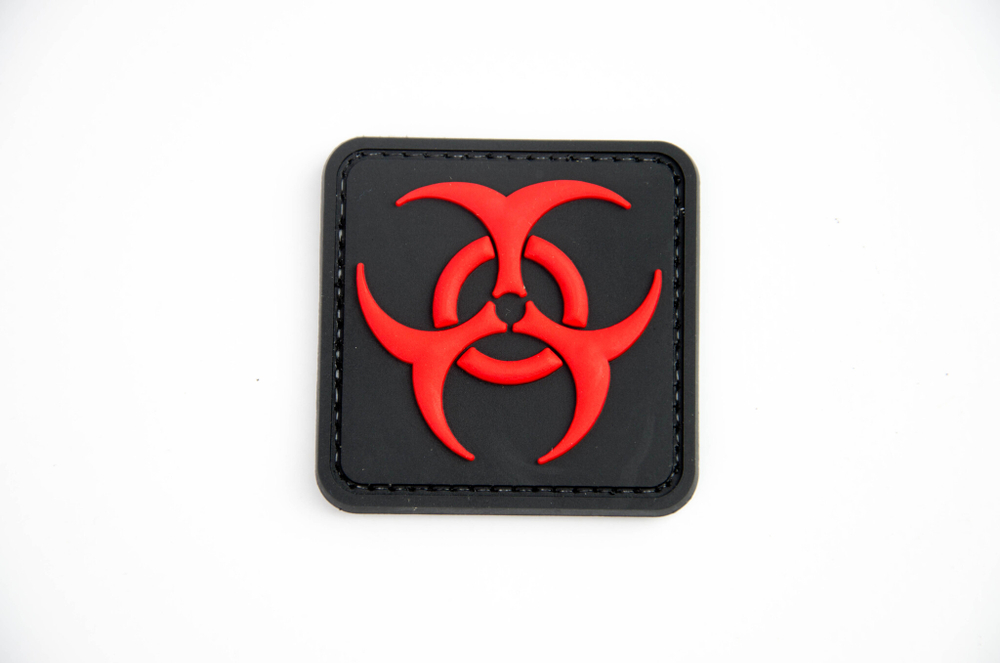 Шеврон Biohazard квадрат PVC 5 см. Чёрно-красный