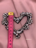 Нашивка сердце с камнями и стразами на черной подкладке 10х7см