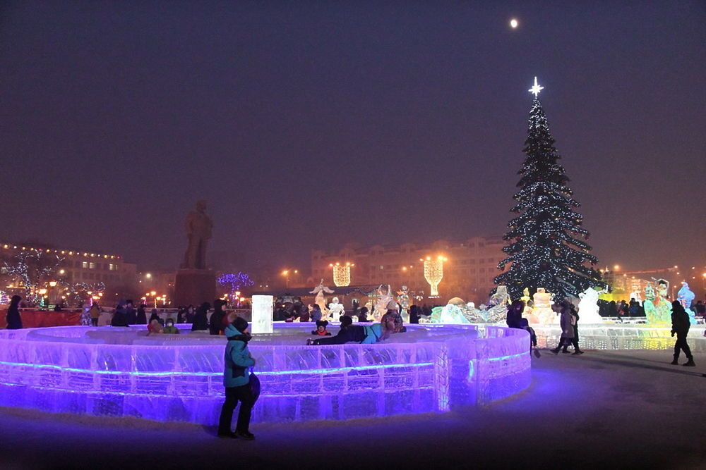 Светодинамическая елка ствольная - встроенная гирлянда: Теплый свет - "Таежная" от 11 до 21 м