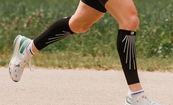 Compression sleeve Compressport R2 Aero Calf Sleeves - black/white