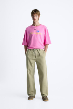 ZARA ФУТБОЛКА ИЗ ТКАНИ С ЭФФЕКТОМ ПОТЕРТОСТИ С ПРИНТОМ, НЕОНОВЫЙ РОЗОВЫЙ