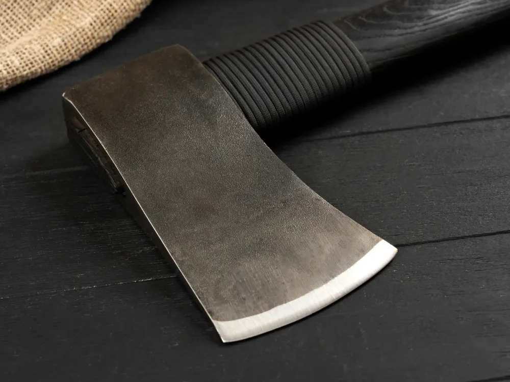 Валочный кованый топор, рукоять черный мореный ясень